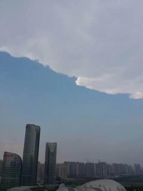 济南一半蓝天一半白云?预报员说这叫“云砧”