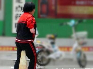 山东考场的特殊考生:临沂无手女孩 青岛盲生挑战高考