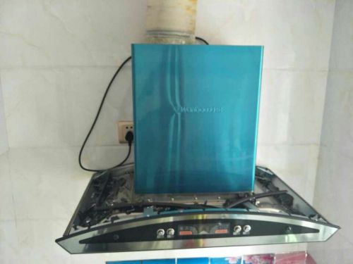万宝牌油烟机突然爆炸 厂家：产品不退 换块新玻璃