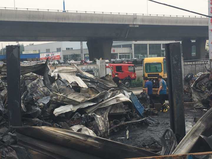 济齐路北园高架路路口一汽修厂凌晨突发大火 两人身亡