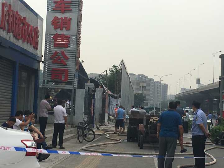 济齐路北园高架路路口一汽修厂凌晨突发大火 两人身亡