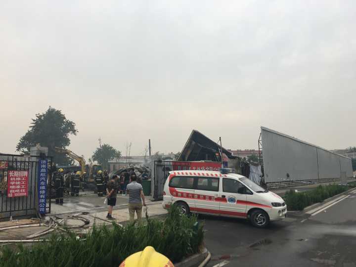 济齐路北园高架路路口一汽修厂凌晨突发大火 两人身亡