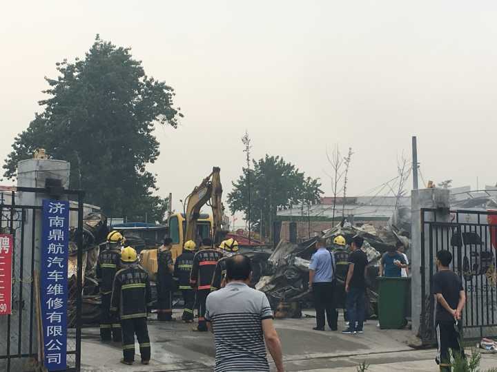 济齐路北园高架路路口一汽修厂凌晨突发大火 两人身亡