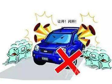 青岛曝光第7批不礼让斑马线司机 罚50元记3分