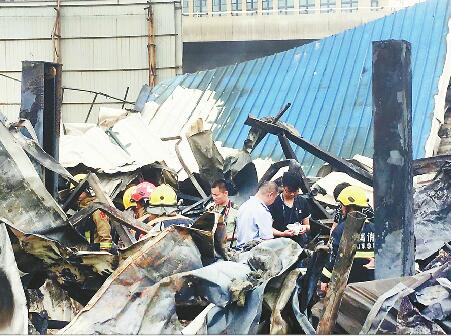 大火烧塌汽修厂致两人身亡 事发济齐路北园高架路路口西北角