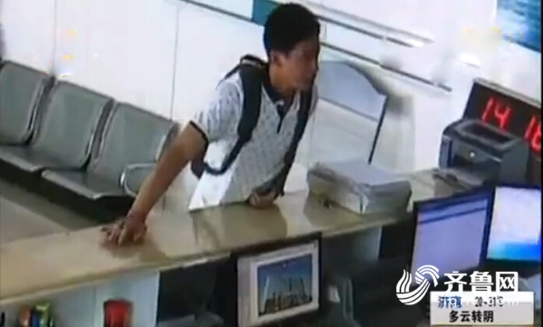 淄博一七旬老太被车撞 热心小伙及时出手相救