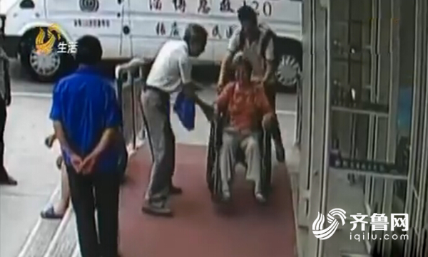 淄博一七旬老太被车撞 热心小伙及时出手相救