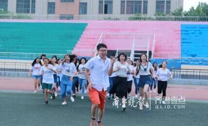 山东1男39女毕业照火了 男生：大学四年不敢逃课