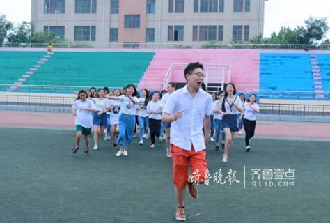 山东1男39女毕业照火了 男生：大学四年不敢逃课