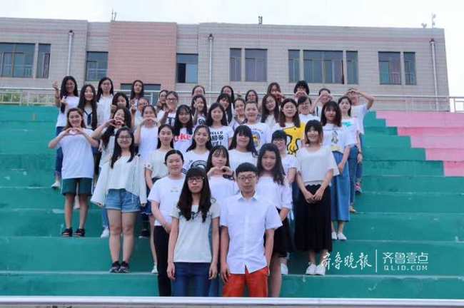 山东1男39女的毕业照火了 男生:大学四年不敢逃课