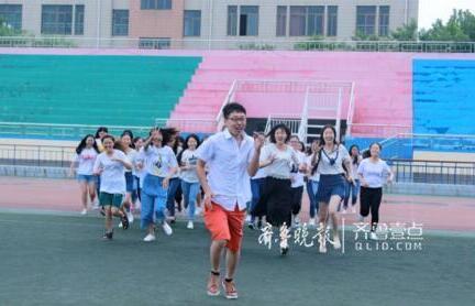 山东1男39女的毕业照火了 男生:大学四年不敢逃课