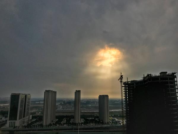 济南:阴雨密布“光洞”闪现 降雨量仅为1.5毫米