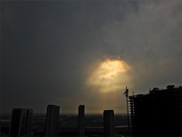 济南:阴雨密布“光洞”闪现 降雨量仅为1.5毫米