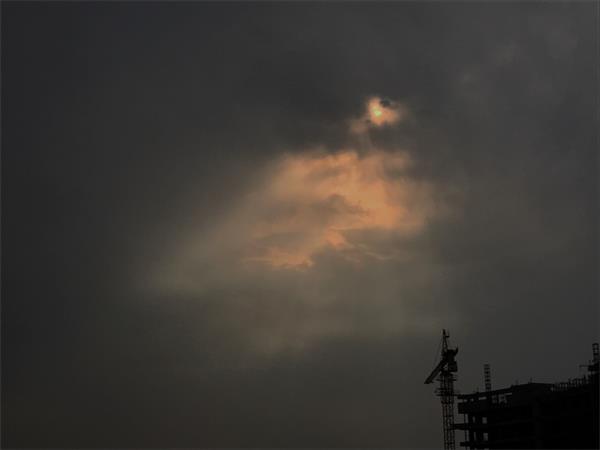 济南:阴雨密布“光洞”闪现 降雨量仅为1.5毫米