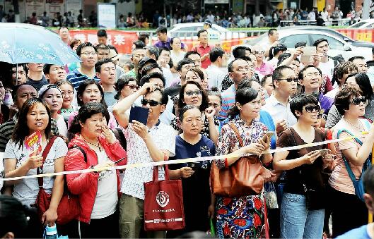 济南5.8万名初三生昨起赶中考 推荐生化身志愿者为同学加油
