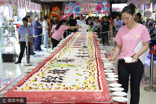 山东滨州:近千人排队分食十米长大蛋糕