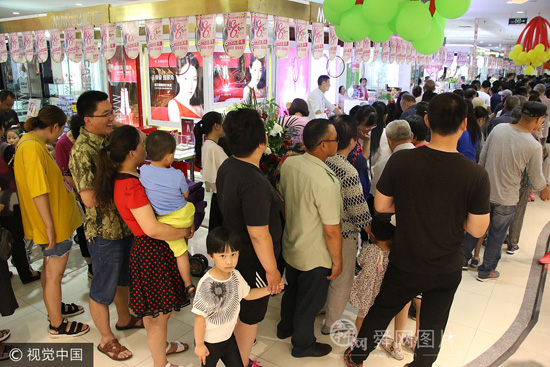 山东滨州:近千人排队分食十米长大蛋糕