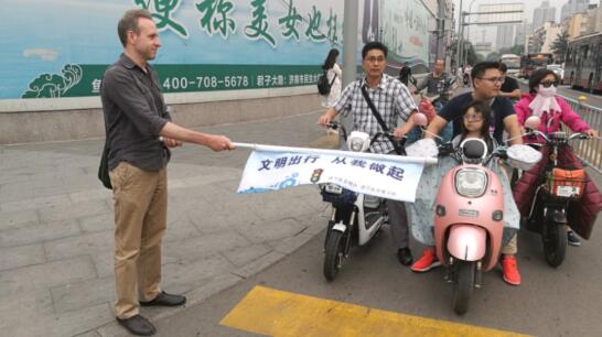 “歪果仁”助力济南创城 主动打小旗站岗