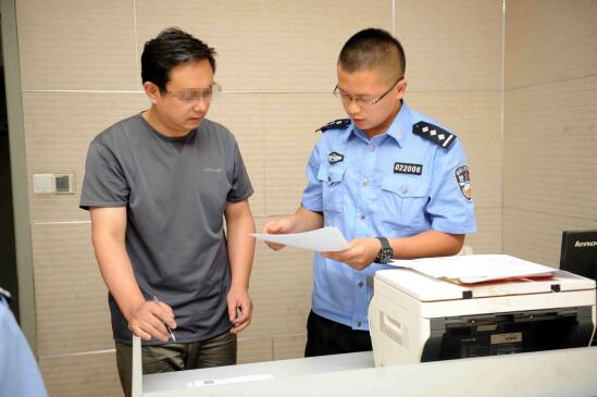 真能作！济南一司机逆行被查拒交罚款 逃跑时拖倒交警