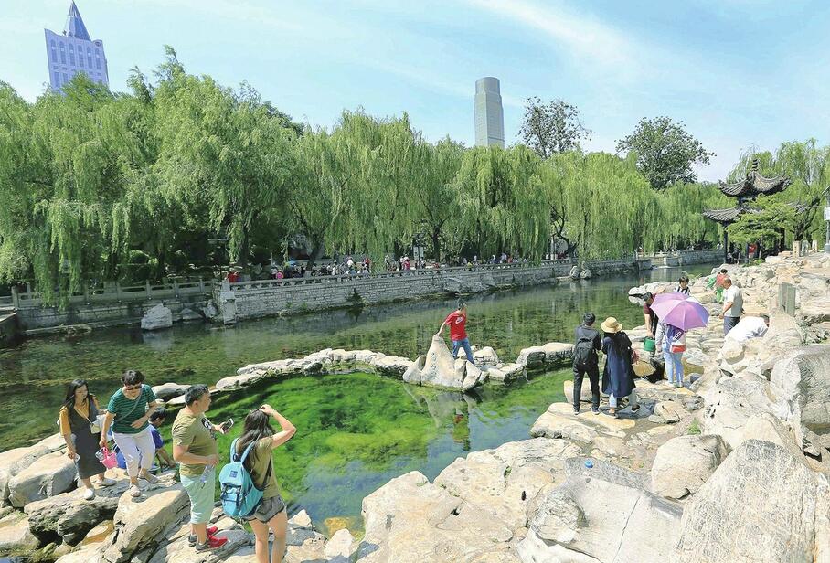 济南夏日泉边观泉赏景 尽情享受泉水带来的清凉