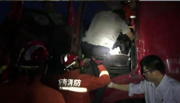 30多吨柴油罐车追尾20吨大货车 消防官兵急救被困司机