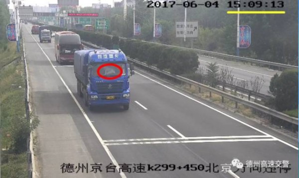 山东高速上演“自杀式换位” 司机和乘客两秒互换座位