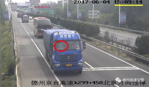 山东高速上演“自杀式换位” 司机和乘客两秒互换座位