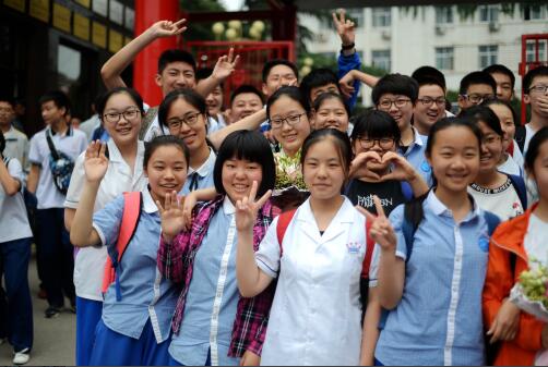 济南：考生欢呼庆中考结束  陪考家长终于放轻松