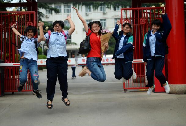 济南：考生欢呼庆中考结束  陪考家长终于放轻松