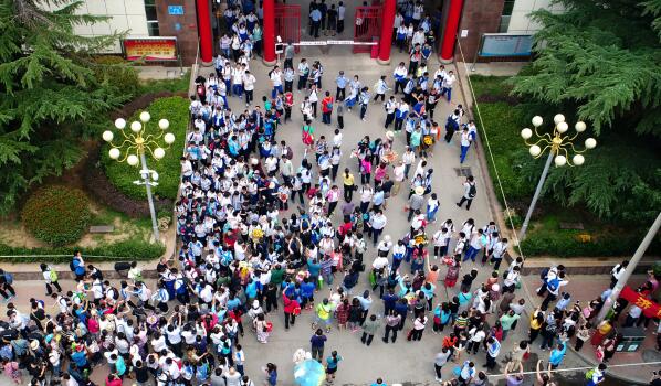 济南：考生欢呼庆中考结束  陪考家长终于放轻松