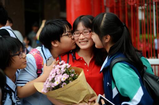 济南：考生欢呼庆中考结束  陪考家长终于放轻松