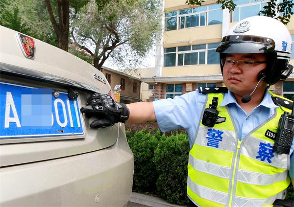 用蚊香盒挡车牌 济南一司机耍小聪明被处15日以下行政拘留