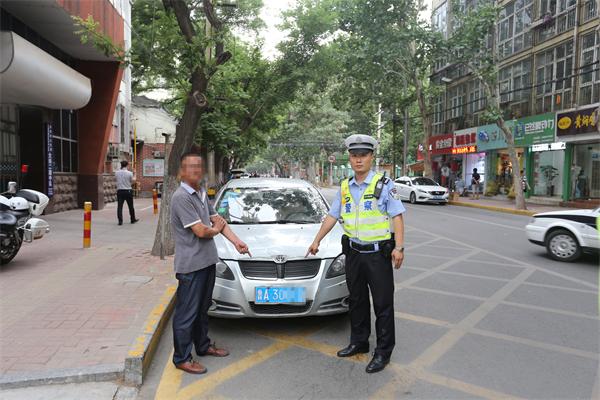 济南一司机无证被查后考了驾照 还没捂热就因醉驾被吊销