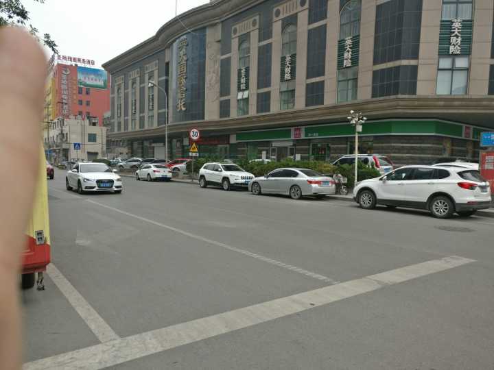 馆驿街西口6辆车车胎被扎现场无摄像头 警方介入调查