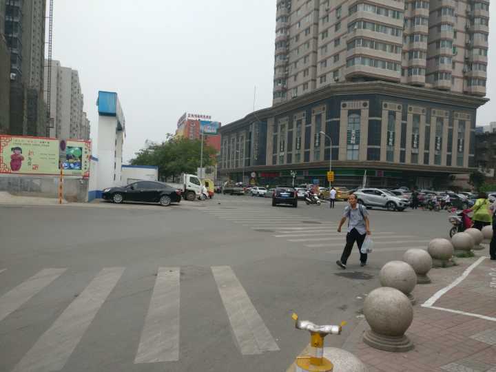 馆驿街西口6辆车车胎被扎现场无摄像头 警方介入调查