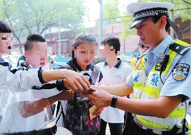 送考生 送准考证 济南中考第二天交警有点儿忙 