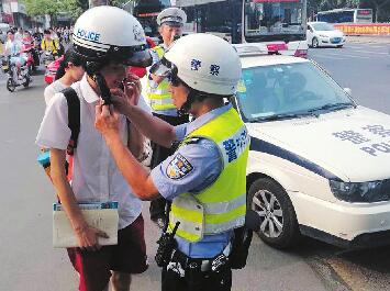 送考生 送准考证 济南中考第二天交警有点儿忙 