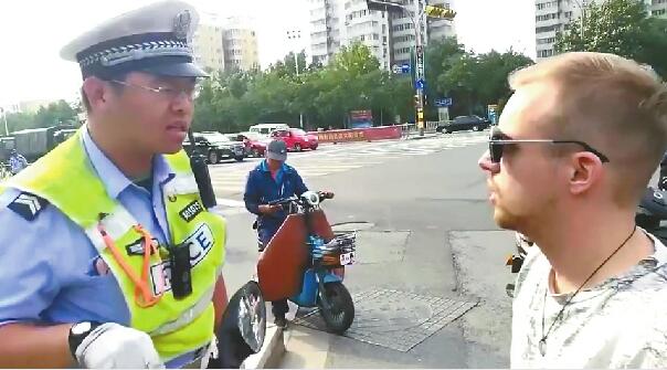 济南辅警“飙”英语教育闯红灯老外 业余还能做字幕翻译