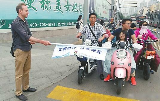 济南辅警“飙”英语教育闯红灯老外 业余还能做字幕翻译