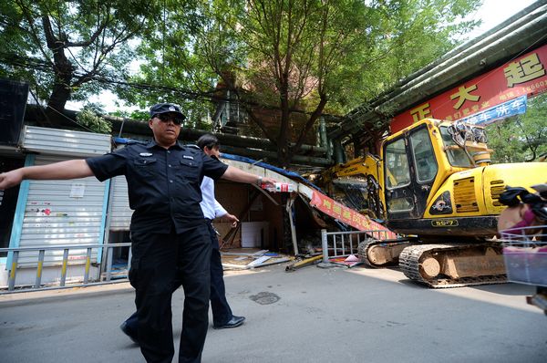 济南胜利大街便民市场14日全拆完 私建围墙小院也拆除