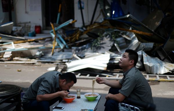 济南胜利大街便民市场14日全拆完 私建围墙小院也拆除