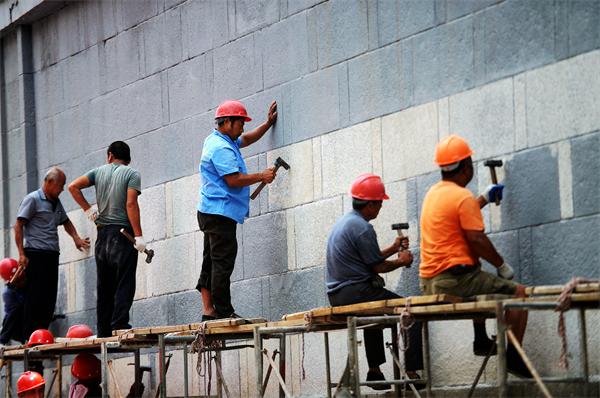 数十万次铁锤敲击凿出天桥原面孔 天桥旧日原貌将恢复