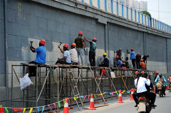 数十万次铁锤敲击凿出天桥原面孔 天桥旧日原貌将恢复