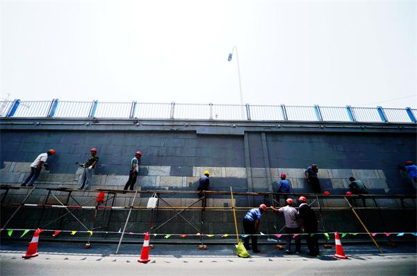 数十万次铁锤敲击凿出天桥原面孔 天桥旧日原貌将恢复