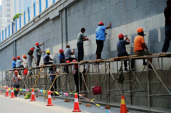 数十万次铁锤敲击凿出天桥原面孔 天桥旧日原貌将恢复