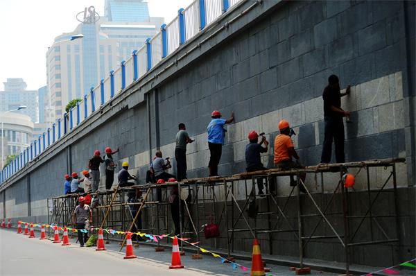 数十万次铁锤敲击凿出天桥原面孔 天桥旧日原貌将恢复