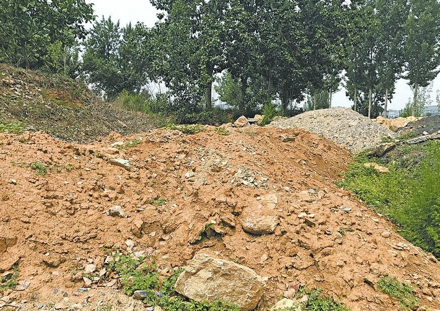 济南二仙大桥以南建筑垃圾裸露 扬尘问题严重