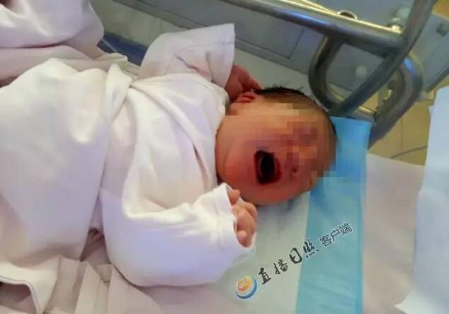 日照一小区发现弃婴 脐带都没处理！谁这么狠心？