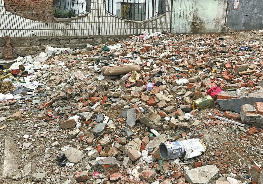 济南华信路南段建筑垃圾裸露 周围群蝇飞舞、臭味刺鼻