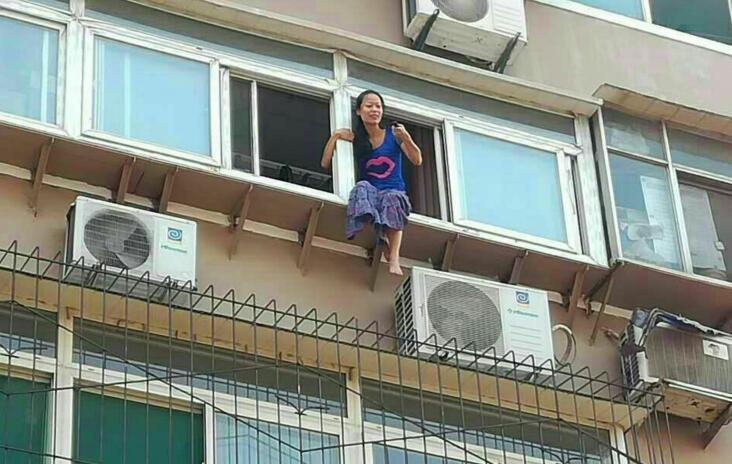 ����Ů�ӳ�ˮ������¥������ ��30���ӽ������